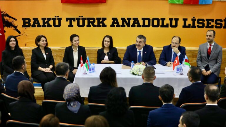 Bakan Tekin, Türkiye’nin Bakü Büyükelçiliği ile Bakü Türk Anadolu Lisesini Ziyaret Etti