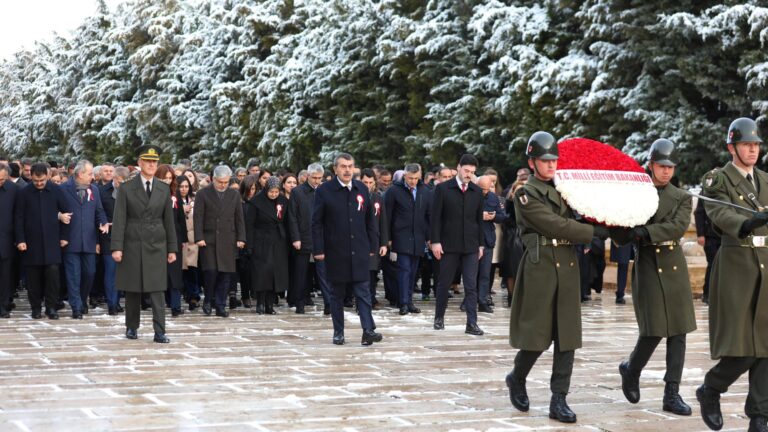 Bakan Tekin, Öğretmenlerle Birlikte Anıtkabir’i Ziyaret Etti
