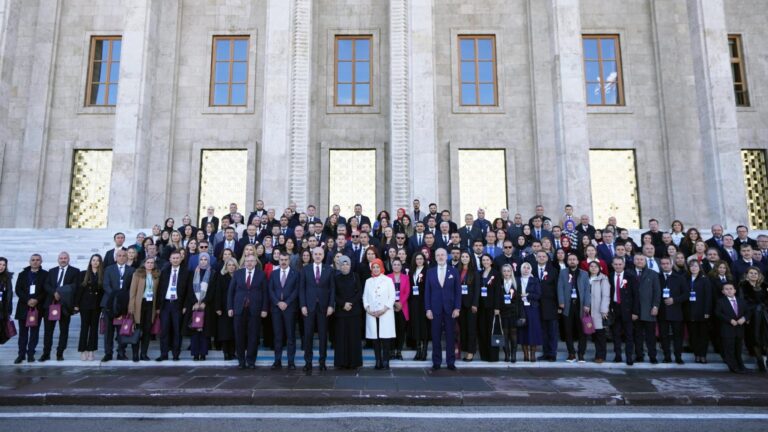 TBMM Başkanı Kurtulmuş, Bakan Tekin ve Beraberindeki Öğretmenleri Meclis’te Ağırladı