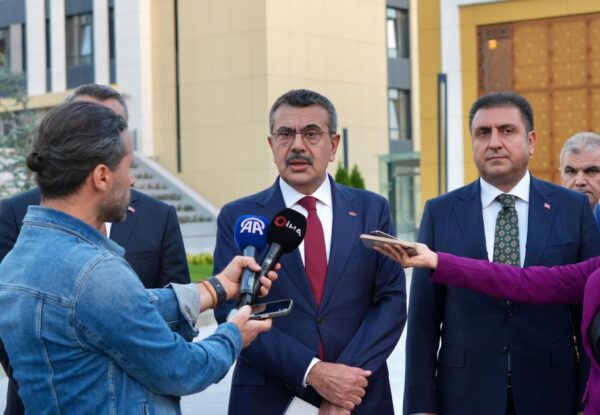 Bakan Yusuf Tekin, Türkiye’nin En Büyük Lise Kampüsünde İncelemelerde Bulundu