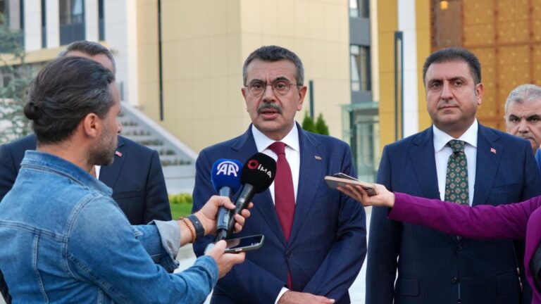 Bakan Yusuf Tekin, Türkiye’nin En Büyük Lise Kampüsünde İncelemelerde Bulundu