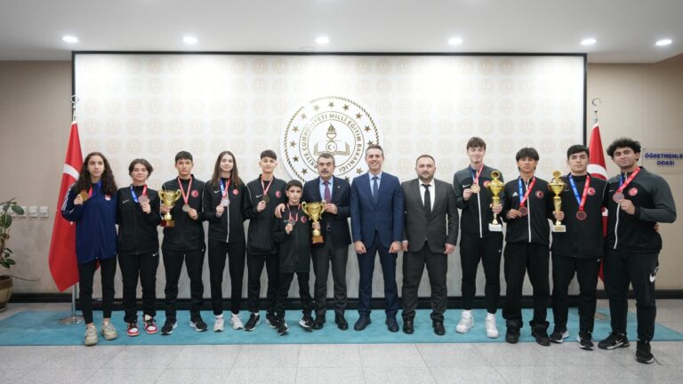 Bakan Yusuf Tekin, Tekvando Millî Takımı’nı Kabul Etti