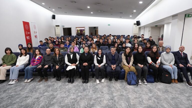 Bakan Tekin, Sivas’tan Gelen Öğrencilerle Bir Araya Geldi