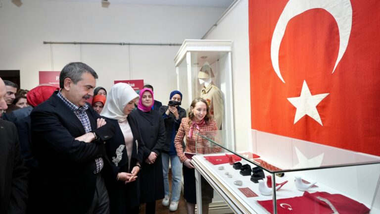 Bakan Tekin, Erzurum’da “Payidar” Sergisi ve Defilesine Katıldı