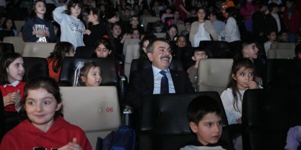 Bakan Tekin, Karne Hediyesi Olarak Çocuklarla ”Rafadan Tayfa” Filmini İzledi