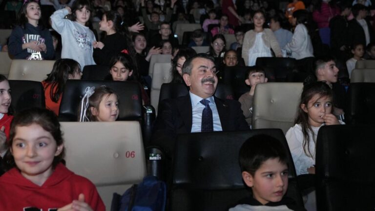 Bakan Tekin, Karne Hediyesi Olarak Çocuklarla ”Rafadan Tayfa” Filmini İzledi