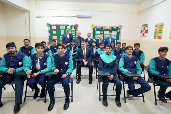 Bakan Tekin, Türkiye Maarif Vakfının Pakistan Lahor’daki Okulunu Ziyaret Etti