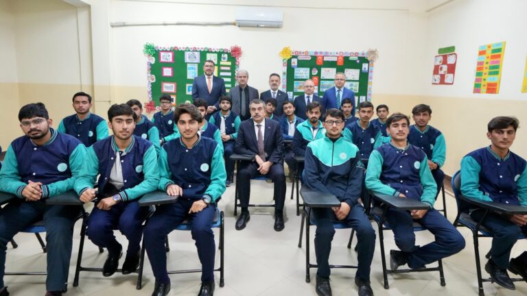 Bakan Tekin, Türkiye Maarif Vakfının Pakistan Lahor’daki Okulunu Ziyaret Etti