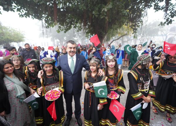 Bakan Tekin, Pakistan Lahor’da Kınnaırd Kız Lisesini Ziyaret Etti