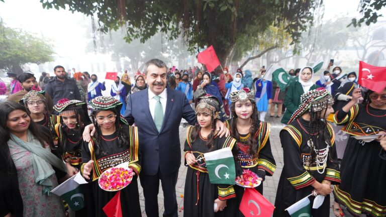 Bakan Tekin, Pakistan Lahor’da Kınnaırd Kız Lisesini Ziyaret Etti