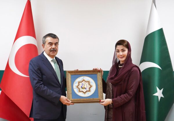 Bakan Tekin, Pakistan Pencap Eyaleti Başbakanı Meryem Navaz Şerif ile Görüştü