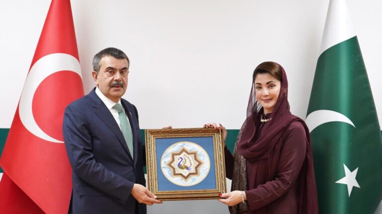 Bakan Tekin, Pakistan Pencap Eyaleti Başbakanı Meryem Navaz Şerif ile Görüştü