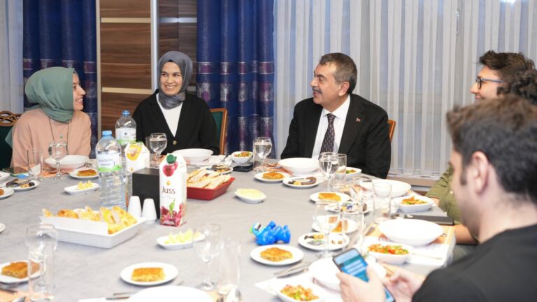 Bakan Tekin, Öğretmenlerin İftar Programına Sürpriz Ziyarette Bulundu