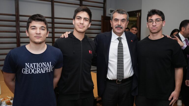 Bakan Tekin, İstanbul Erkek Lisesi Öğrencileriyle İftar Sofrasında Buluştu