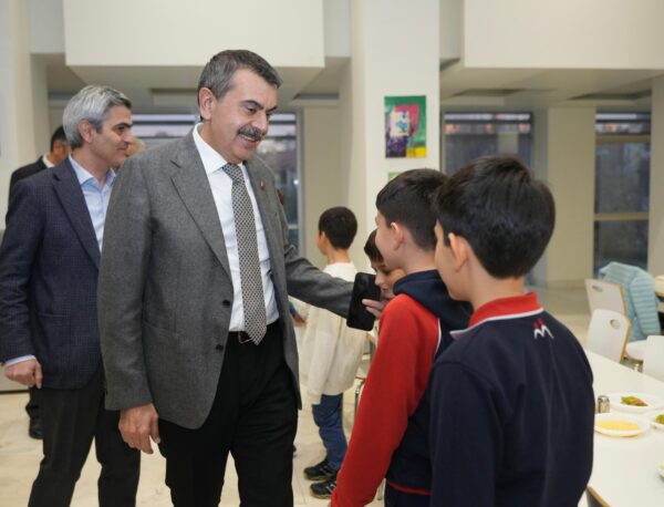 Bakan Tekin, Öğrenci, Öğretmen ve Velilerle İftar Sofrasında Buluştu
