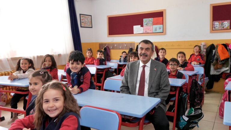 Bakan Tekin, Kemal Atatürk İlkokulunu Ziyaret Etti