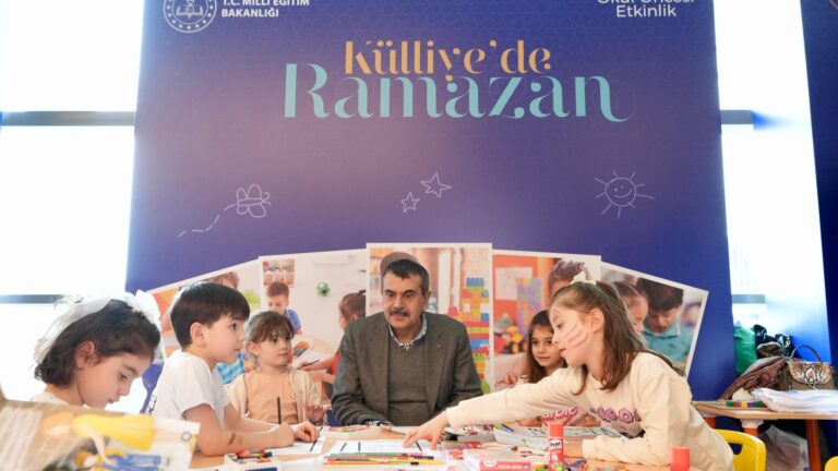 Bakan Tekin, “Külliyede Ramazan” Etkinliklerini Ziyaret Etti