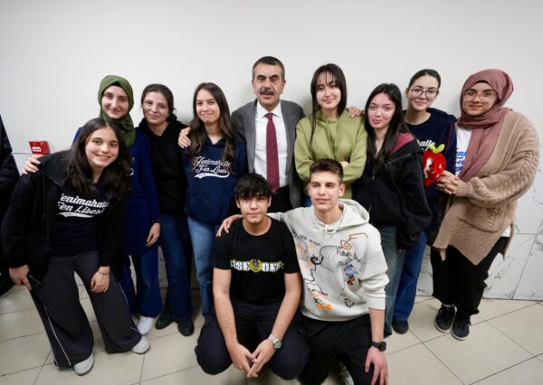 Bakan Tekin, Yenimahalle Fen Lisesi Öğrencileri ve Öğretmenleriyle İftar Sofrasında Buluştu