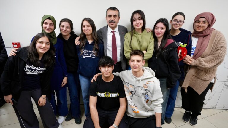 Bakan Tekin, Yenimahalle Fen Lisesi Öğrencileri ve Öğretmenleriyle İftar Sofrasında Buluştu