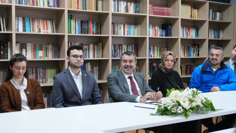 Bakan Tekin, İstanbul’da Halis Kutmangil Mesleki ve Teknik Anadolu Lisesini Ziyaret Etti