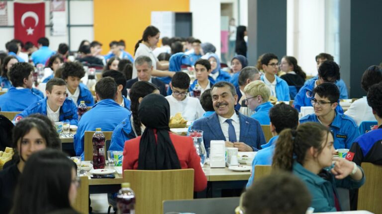 Bakan Tekin, “İftarda Konuşalım” Programında Öğrencilerle Buluştu