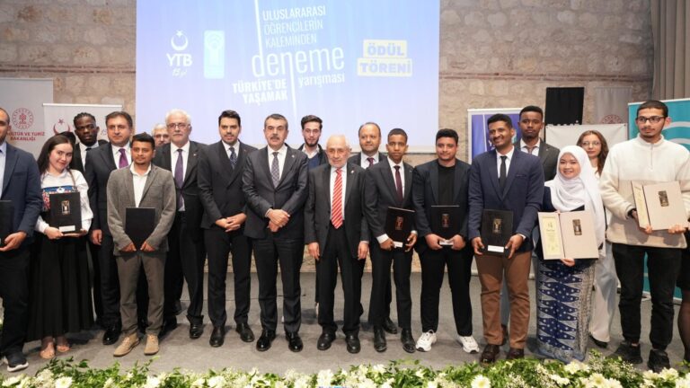 Bakan Tekin, Uluslararası Öğrenciler Arasında Düzenlenen Deneme Yarışmasının Ödül Törenine Katıldı