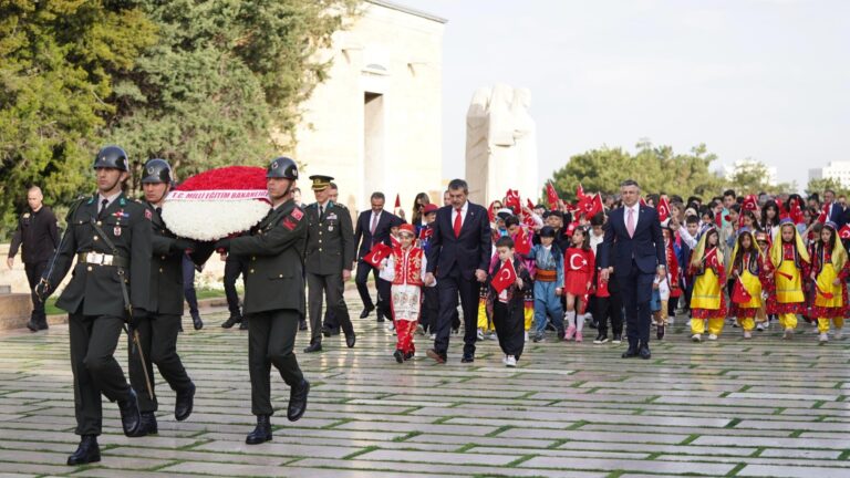 Bakan Tekin, Öğrencilerle Anıtkabir’i Ziyaret Etti