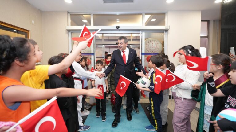 Bakan Tekin, 23 Nisan’da Koltuğunu 12 Yaşındaki Kenan’a Devretti