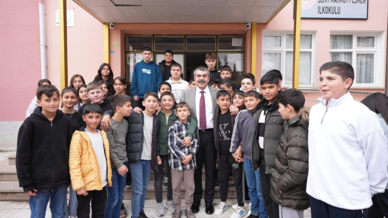 Bakan Tekin’den Sungurlu’daki Öğrenci ve Öğretmenlere Sürpriz Ziyaret