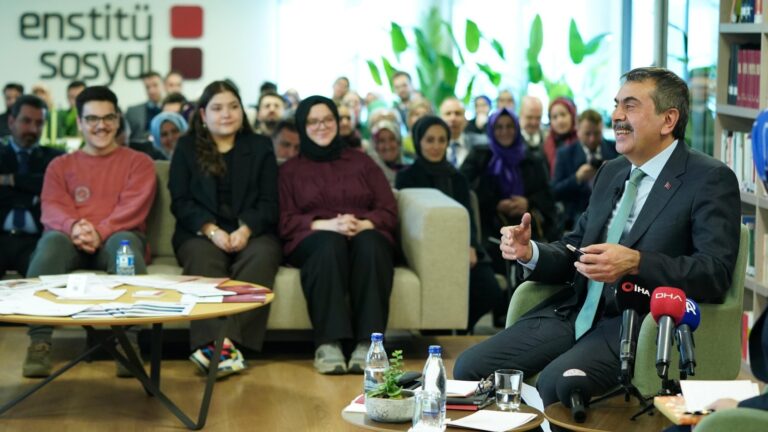 Bakan Tekin, “Geleceğin Eğitimini Yönetmek: Riskler ve İmkânlar” Programına Katıldı