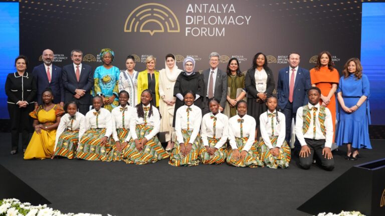 Antalya Diplomasi Forumunda “Ayrışan Dünyada Geleceği İnşa Etmek: Eğitimin Dönüştürücü Gücü” Paneli Gerçekleştirildi