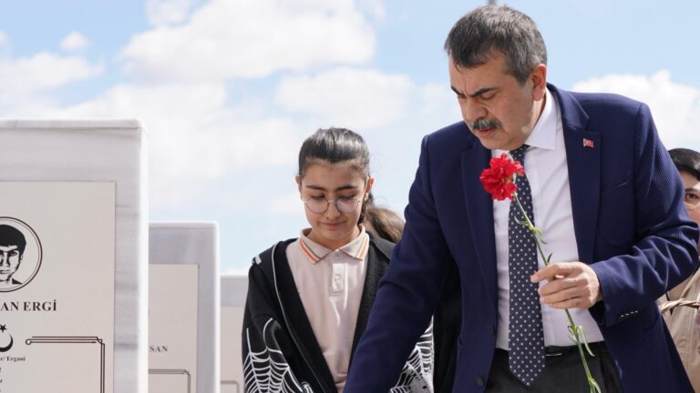 Bakan Tekin, Şehit Öğretmenler Abidesi’ni Ziyaret Etti