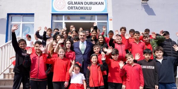 Bakan Tekin, Gilman Durukan Ortaokulunu Ziyaret Etti