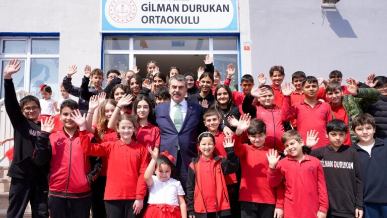Bakan Tekin, Gilman Durukan Ortaokulunu Ziyaret Etti