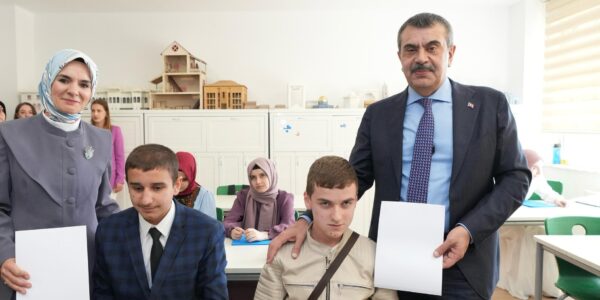 Bakanlar Tekin ve Göktaş, Engelliler Haftası Kapsamında Öğrencilerle Bir Araya Geldi