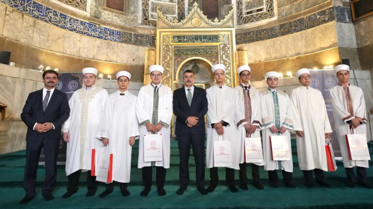 Bakan Tekin, “Hutbe Okuma Yarışması” Türkiye Finali’nde Genç Hatiplerle Bir Araya Geldi