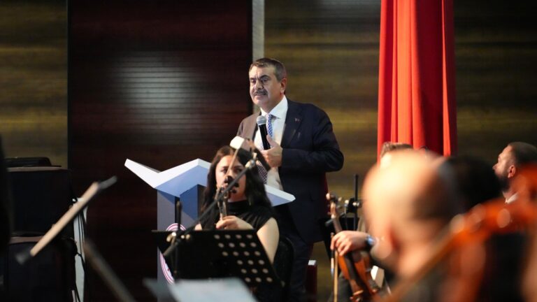 Bakan Tekin, Van’da Maarif Orkestrası ve Halk Dansları Topluluğu’nun Gösterisini İzledi