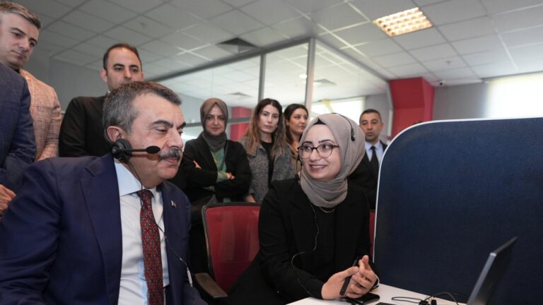 Bakan Tekin, Millî Eğitim Bakanlığı İletişim Merkezinde Çağrı Yanıtladı