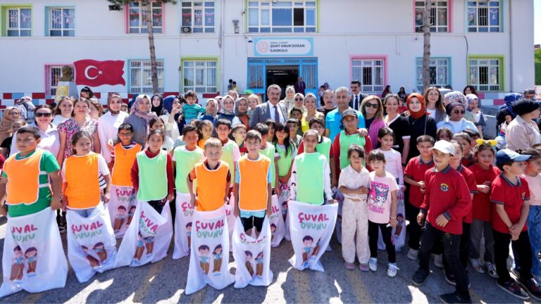 Bakan Tekin, Öğrencilerin “Dönem Sonu Faaliyet Haftası” Etkinliklerine Katıldı