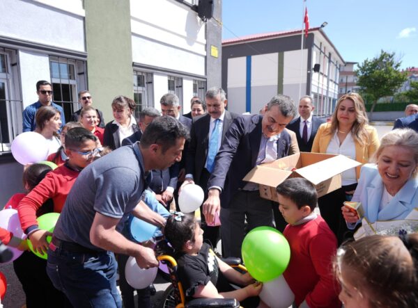 Bakan Tekin Öğrencilerle Okulda Bayramlaştı