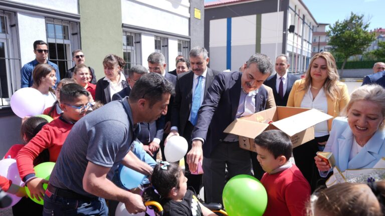 Bakan Tekin Öğrencilerle Okulda Bayramlaştı