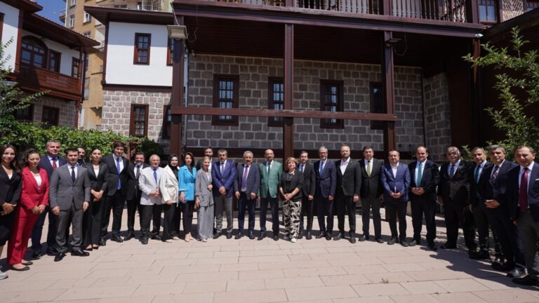 Bakan Tekin, Ankara’da Medya Mensuplarıyla Buluştu