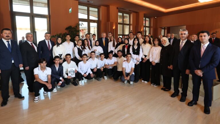 Cumhurbaşkanı Erdoğan, “Maziden Atiye” Programı Kampına Katılan Öğrencileri Kabul Etti