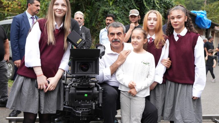 Bakan Tekin, Trabzon’da “Ailem” Dizisi Setini Ziyaret Etti