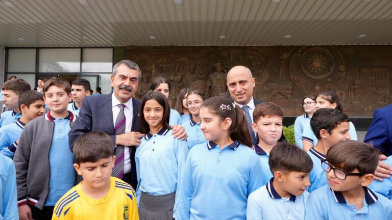 Bakan Tekin, Azerbaycan’da Okul Ziyaretlerinde Bulundu