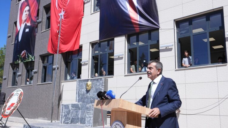 Bakan Tekin, Adıyaman Besni’de “Eğitim Bayramı Açılış Töreni”ne Katıldı