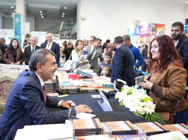 Bakan Yusuf Tekin’den 22. Ankara Kitap Fuarı’na Ziyaret