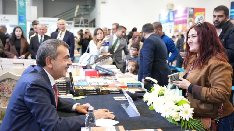 Bakan Yusuf Tekin’den 22. Ankara Kitap Fuarı’na Ziyaret