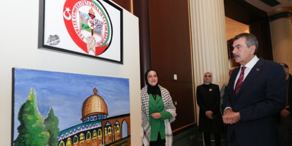 Bakan Tekin, Filistinli Öğrencilerin “Umut Acıya Direnirken” Resim Sergisini Ziyaret Etti