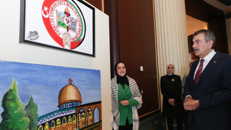 Bakan Tekin, Filistinli Öğrencilerin “Umut Acıya Direnirken” Resim Sergisini Ziyaret Etti